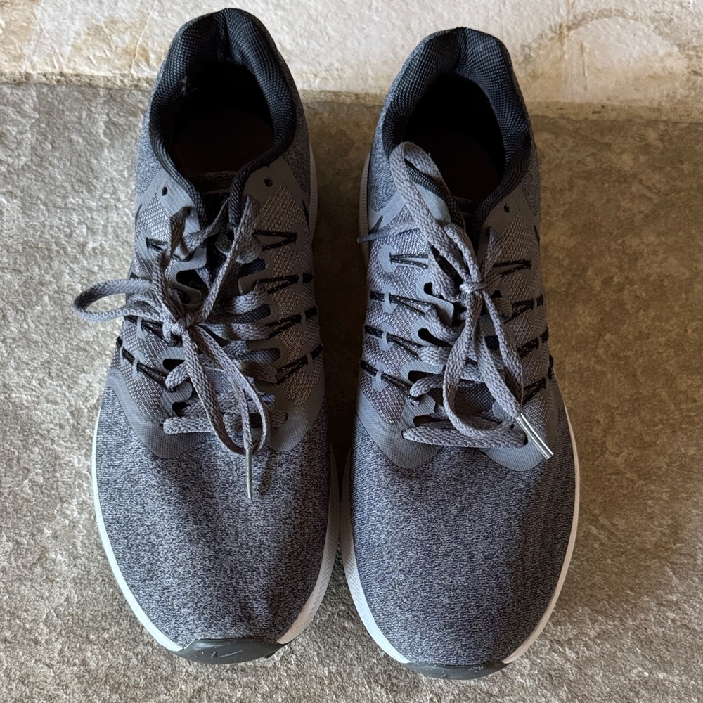 Nike Gray, black and white Athletic Men's Sneakers like new size 8